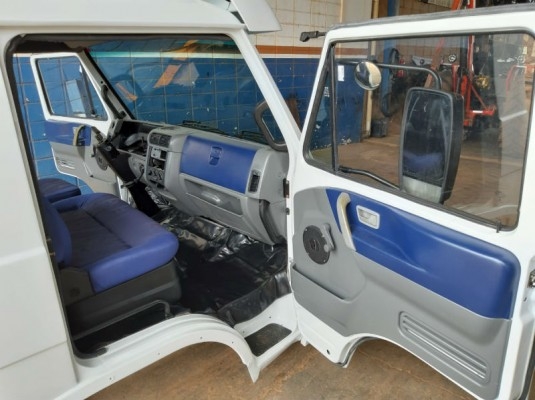 Cabine Volkswagen Titan Worker com montagens completa